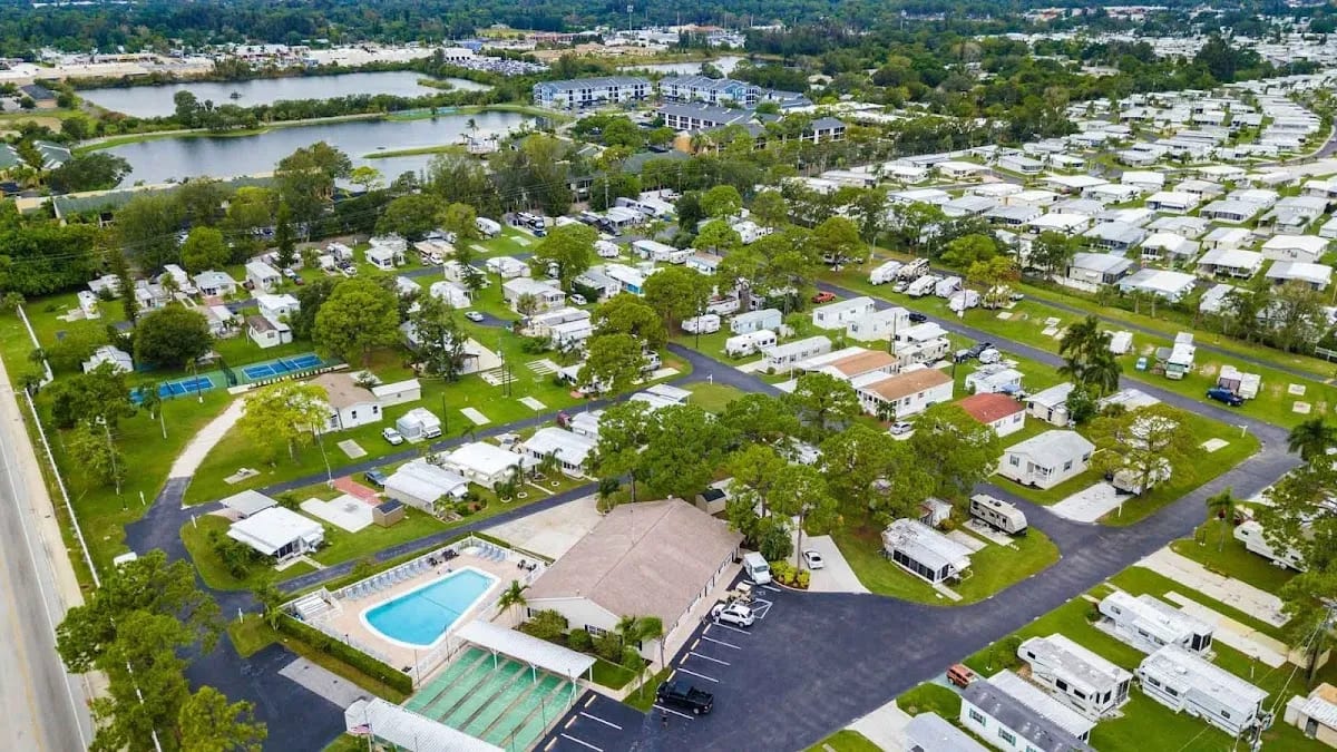 A pickleball court at Arbor Terrace Rv Resort.
