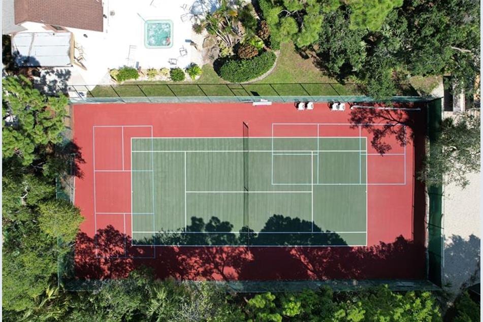 A pickleball court at Pine Bay Forest Condominiums.